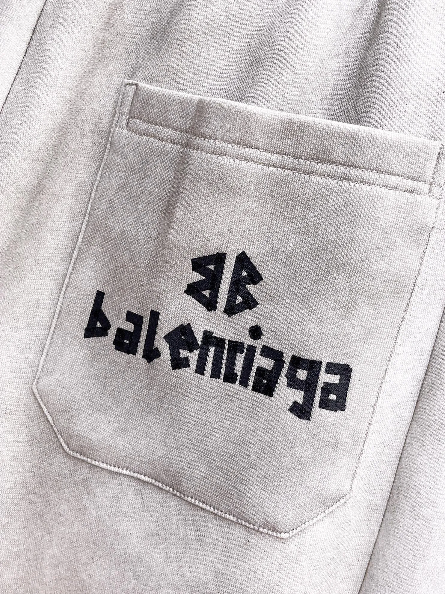 Balenciaga 🆕2026 Autumn and Winter New Arrival Casual Pants! The official website will be released simultaneously. Brand Classic LOGO casual pants, customized fabrics, excellent comfort and strong touch. Highly recognisable, perfect appearance and craftsmanship. Size:M-3XL